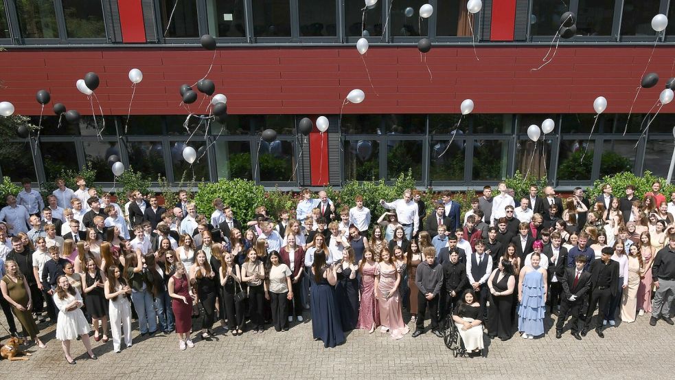So wie die Luftballons schwärmen auch diese Schülerinnen und Schüler aus. Sie bekamen bei einer Feier ihr Abschlusszeugnisse überreicht. Foto: IGS Moormerland