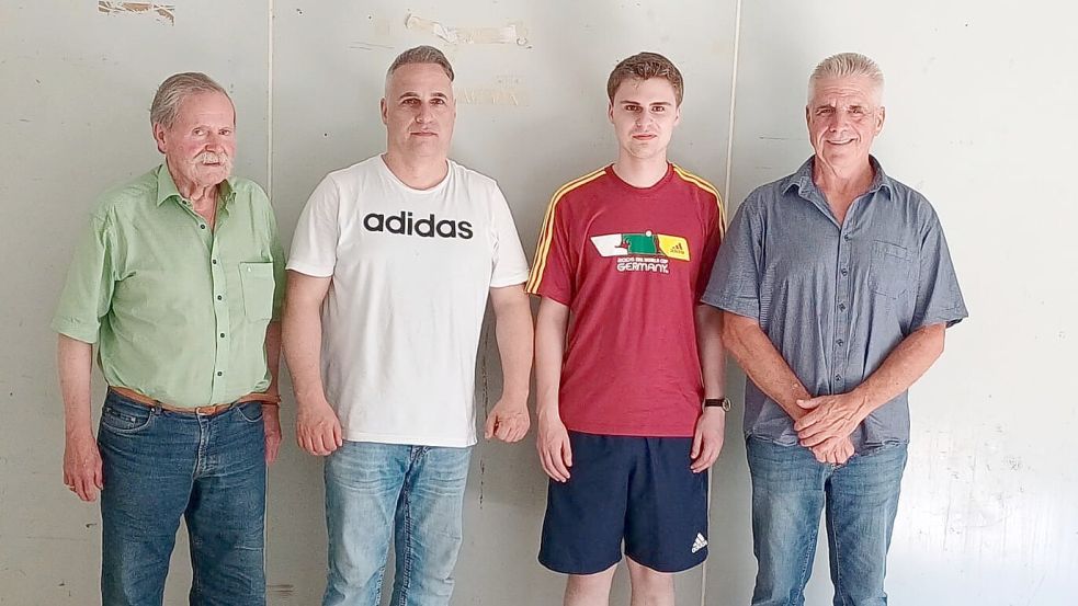 Schulungsleiter Detlef Kain (von links) sowie Dieter Rosenau (rechts) freuen sich über die künftige Mitarbeit der neuen Preisrichter Andreas Hippen und Johannes Hippen. Foto: privat