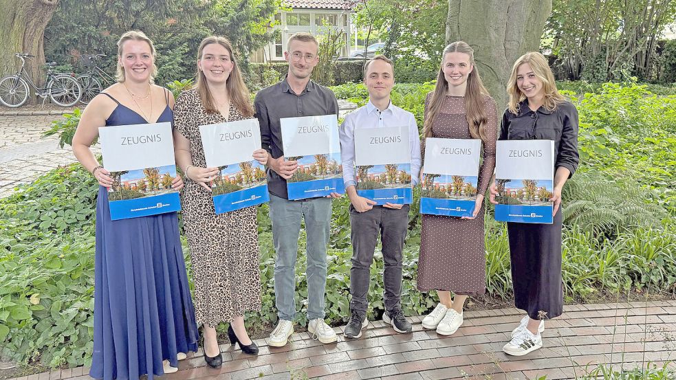 Gesa Maria Baumgarte, Maike Deharde, Clara Huber, Nico Jansen, Tim o’Shea und Lena Smid haben bestanden. Foto: BBS II