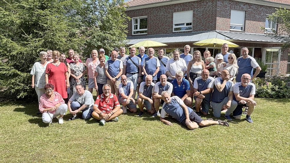 Die Ü-60-Kicker und die Mitarbeiterinnen und Mitarbeiter der Seniorenresidenz. Foto: Lars Reckermann