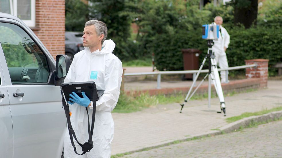 Spezialisten des LKA Niedersachsen sind am Tatort eingetroffen. Foto: Kai Moorschlatt/dpa