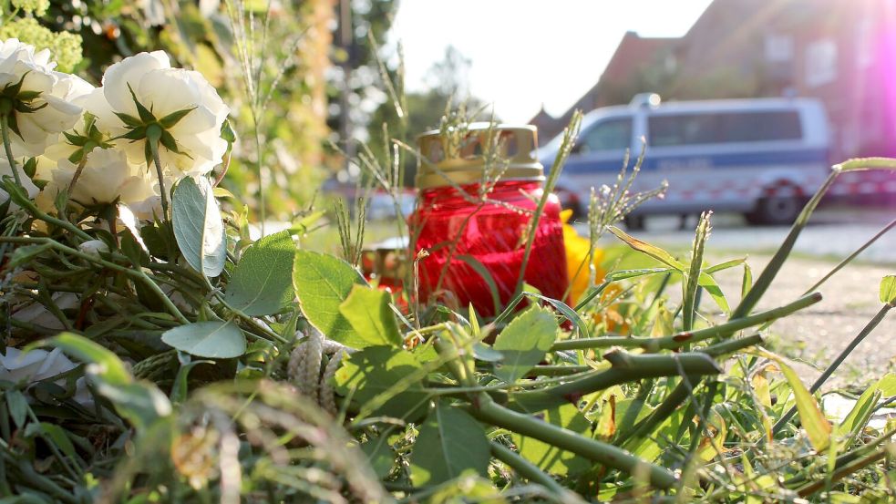 Die Anteilnahme ist groß: Menschen legten Blumen nahe dem Gebäude der Mutter-Kind-Wohngruppen nieder und stellten Kerzen auf. Foto: Kai Moorschlatt/dpa