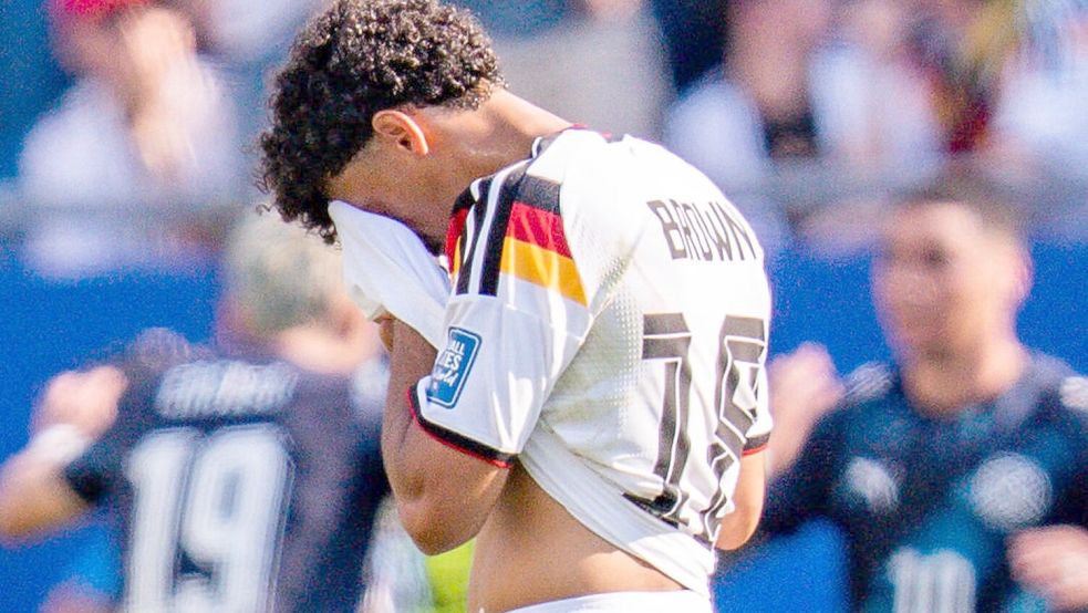Völlige Niedergeschlagenheit herrschte nach der Pleite bei Nathaniel Brown und seinen deutschen Mannschaftskollegen. Foto: Imago