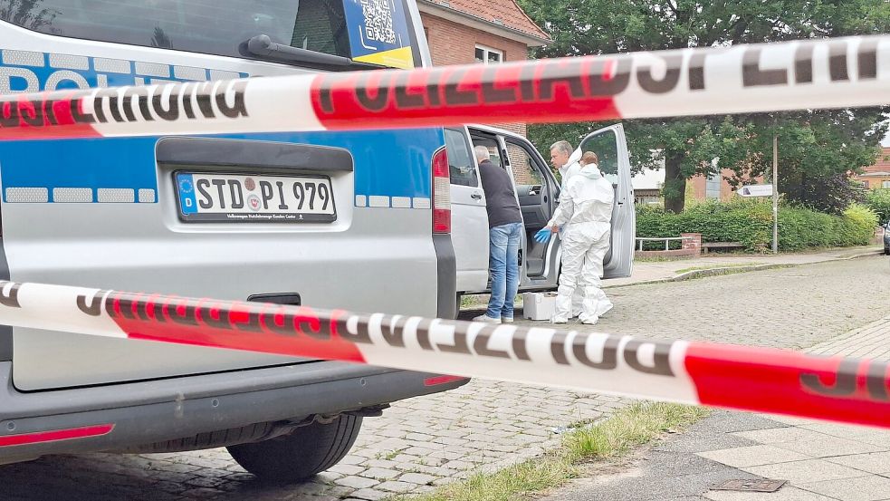 Die Ermittler sind derzeit damit beschäftigt, umfangreiche Tatortaufnahmen und -vermessungen durchzuführen. Foto: Kai Moorschlatt/dpa