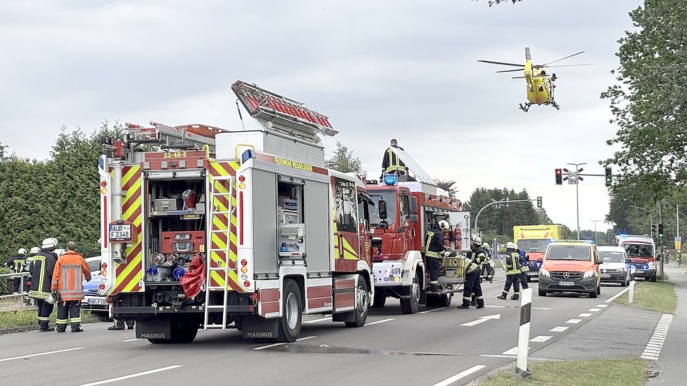 Zahlreiche Einsatzkräfte waren auf der Bundesstraße in Moordorf vor Ort. Foto: Aiko Recke