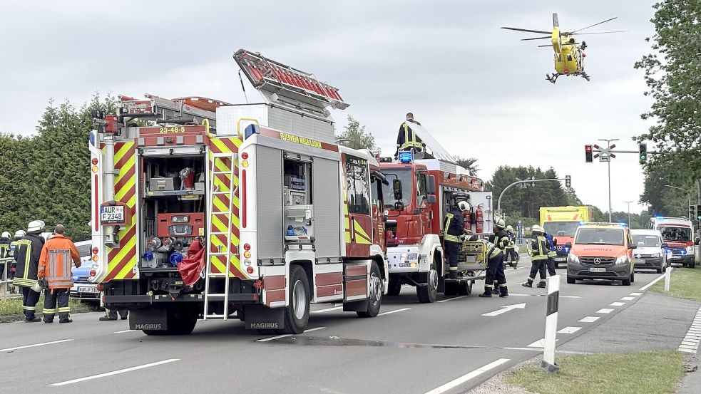 Zahlreiche Einsatzkräfte waren auf der Bundesstraße in Moordorf vor Ort. Foto: Aiko Recke
