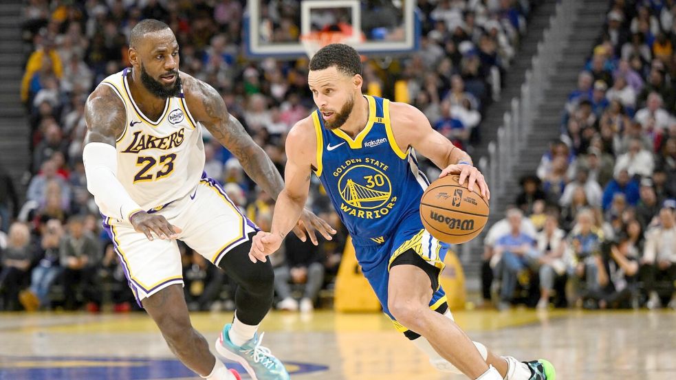 LeBron James (l) und Stephen Curry sind zwei Superstars der NBA. (Archivbild) Foto: Eakin Howard/AP/dpa