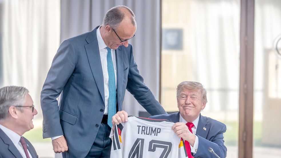 Auch für die Trikotübergabe an Trump musste Merz Kritik einstecken. Foto: Michael Kappeler/dpa-Pool/dpa
