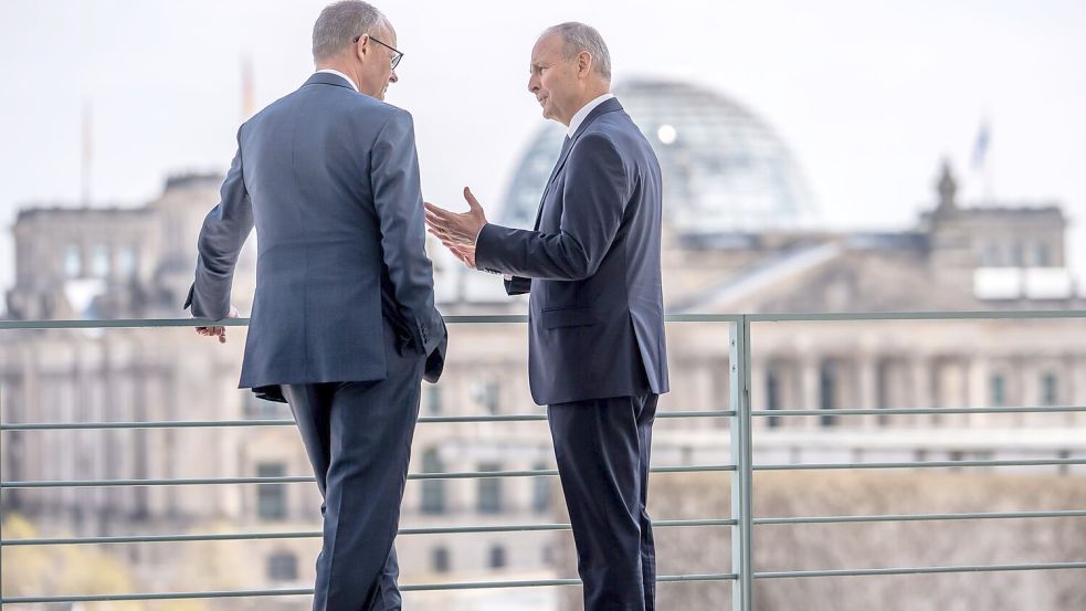 Der irische Regierungschef Micheál Martin (r) wird während der Ratspräsidentschaft zu einem Sondergipfel einladen. Hier ist er mit Kanzler Merz in Berlin zu sehen. (Archivbild) Foto: Michael Kappeler/dpa