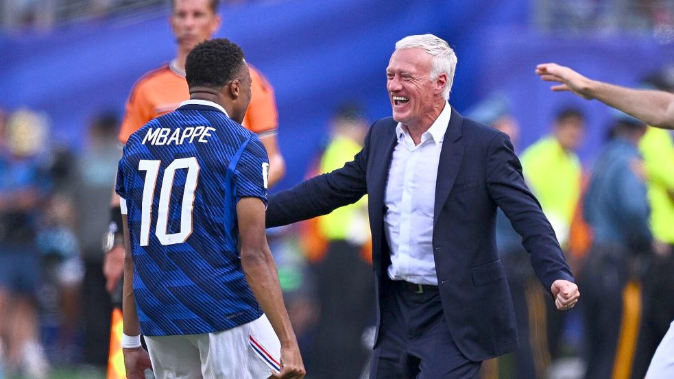 Der Kapitän und sein Trainer: Kylian Mbappé (l.) mit Didier Deschamps. Foto: Tom Weller/dpa