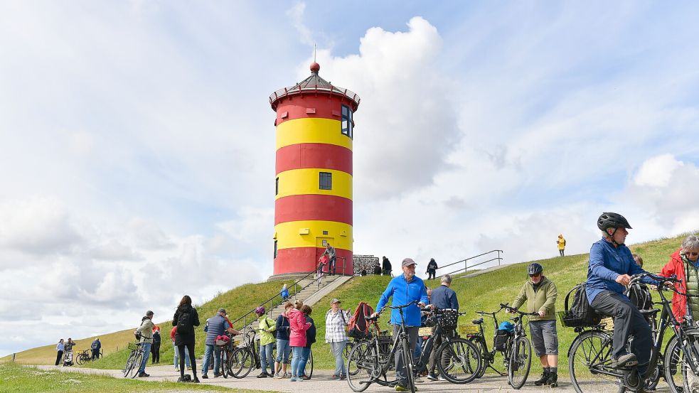 Viel los am Pilsumer Leuchtturm: Trotz Tourismus ist die Einwohnerzahl in der Gemeinde Krummhörn rückläufig. Foto: Heinz Wagenaar/Archiv