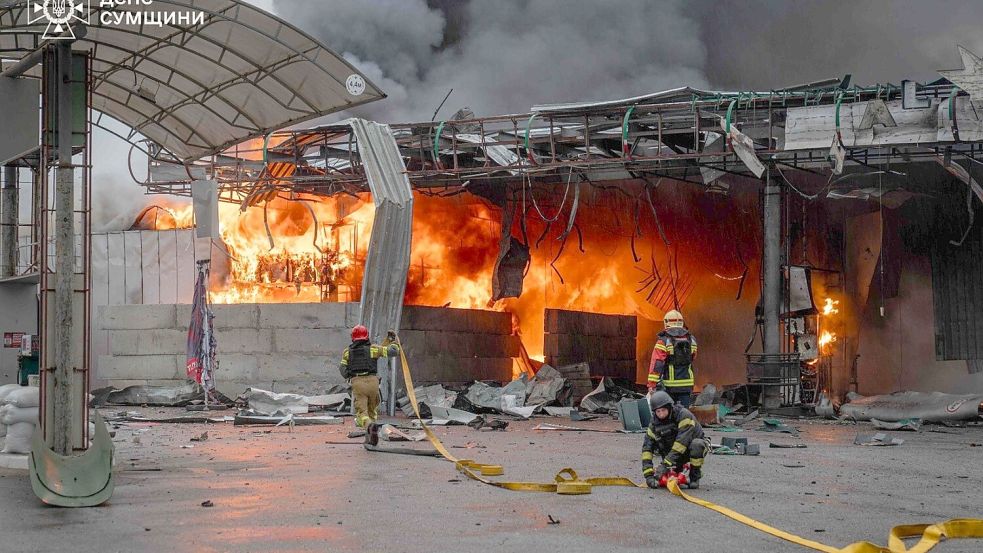 Nach Kiewer Angaben greift Russland gezielt Tankstellen in den frontnahen Gebieten an. (Archivbild) Foto: Ukrainian Emergency Service