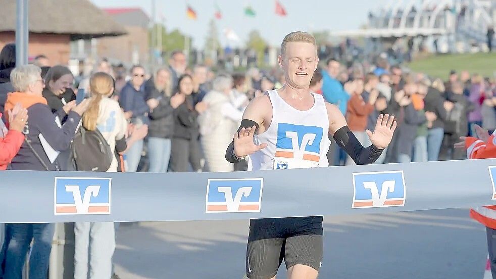 Der zweifache Ossiloop-Gewinner Tammo Oldigs holte sich beim Halbmarathon in Löningen den Sieg bei 35 Grad auf der Strecke. Foto: Klaus Ortgies/Archiv