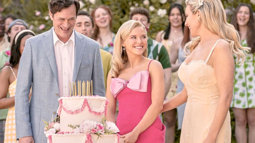 Einst wurde Elle von Reese Witherspoon gespielt, im Prequel tritt Lexi Minetree (mittig im Bild) in die Fußstapfen des Hollywood-Stars. Foto: Jessica Brooks