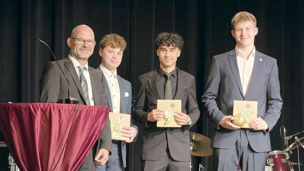 Schulleiter Karsten Gövert (von links) zeichnete die Schüler Adrian Pechmann, Arash Behzad und Joris Teßner für ihre Leistungen aus. Foto: Oberschule Kloster Barthe.