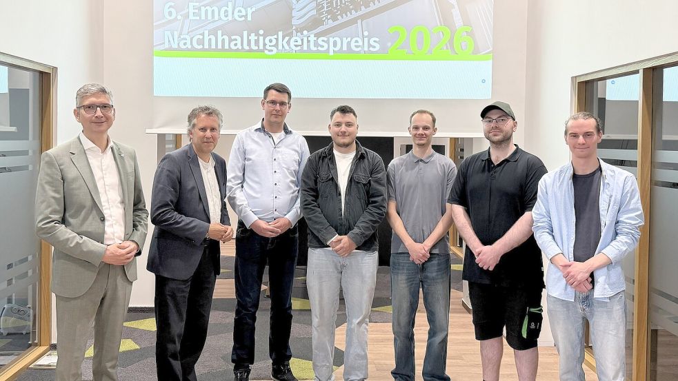 An der Preisverleihung in Emden nahmen Hochschulpräsident Prof. Dr. Marco Rimkus (von links), Stadtwerke-Geschäftsführer Jens Gieselmann sowie die Preisträger Timo Knöner (erster Platz), Jan-Malte Graß, Felix de Boer, Kilian von Höfen und Paul Hennenberg teil. Es fehlt Mats Bertelmann. Foto: Hochschule Emden / Leer