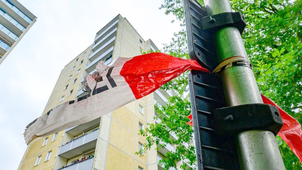 Am Morgen nach dem Sturz hängt noch Absperrband der Polizei an einem Mast. Foto: Patrick Pleul