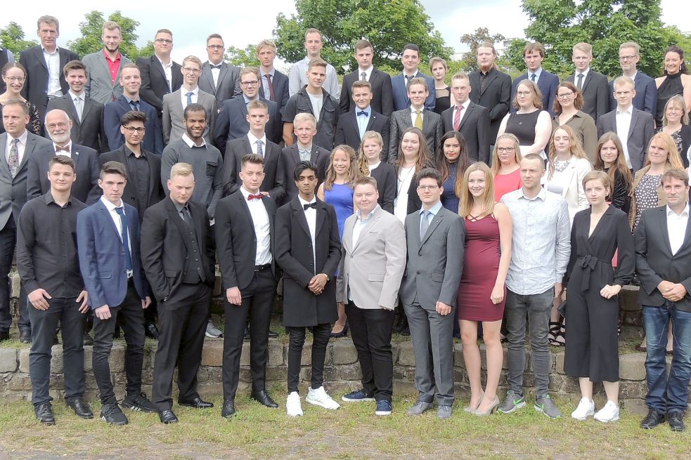 An den BBS II haben 49 Schüler das Abitur bestanden und ihre Zeugnisse bekommen. Bild: F. Doden
