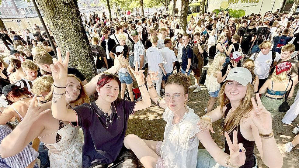 Hunderte Schülerinnen und Schüler feiern traditionell am Leeraner Hafen den Ferienbeginn. Foto: Klaus Ortgies/Archiv