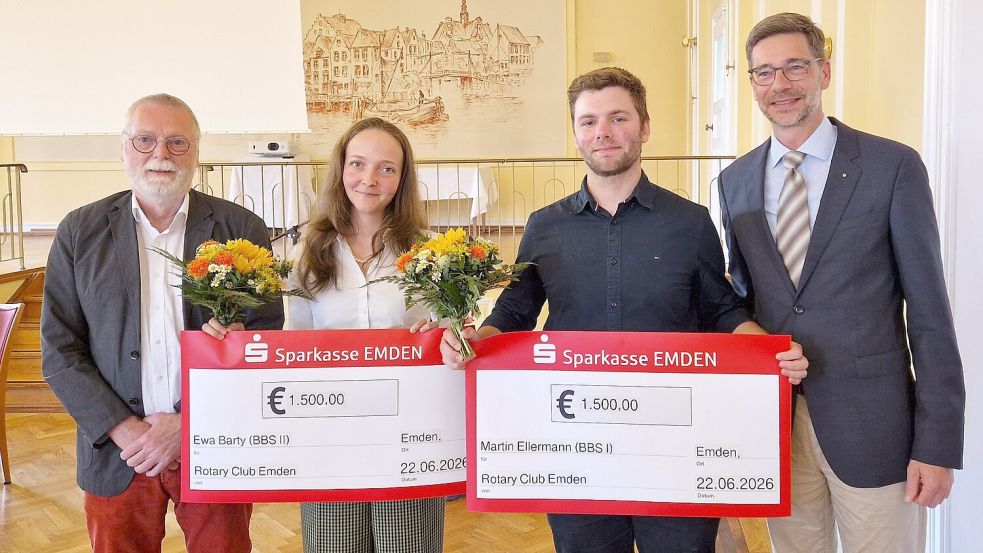 Rotarier Dr. Hendrik Faust (links) und Fördervereinsvorsitzender Matthias Symens-Reiche (rechts) überreichten symbolische Schecks an Ewa Barty und Martin Ellermann. Foto: privat