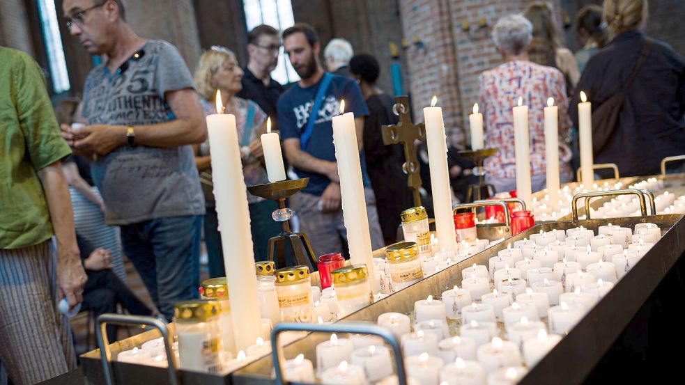 Zahlreiche Menschen gedenken der Getöteten. Foto: Moritz Frankenberg