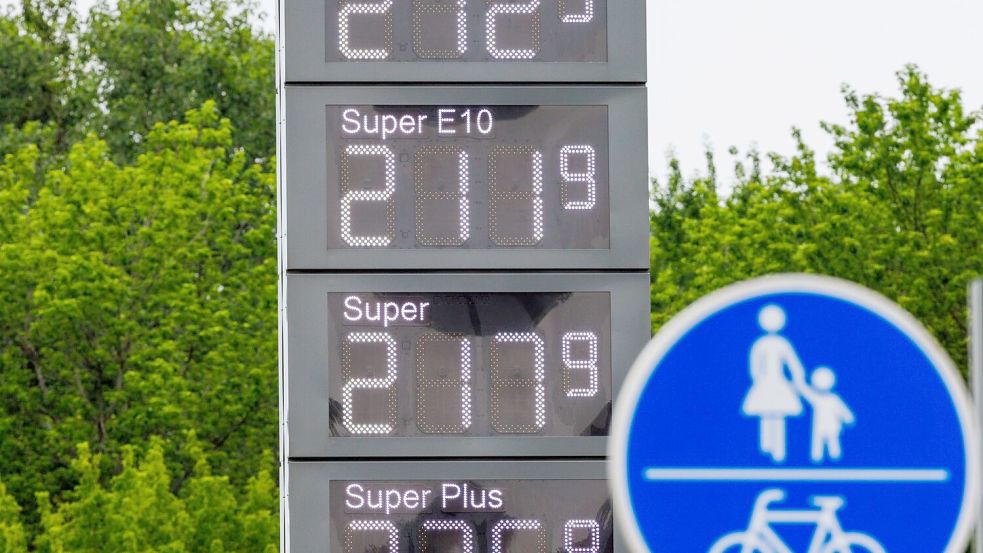Nach dem Mittagssprung lagen Benzin und Diesel im bundesweiten Durchschnitt deutlich über 2 Euro pro Liter. Foto: Jens Büttner