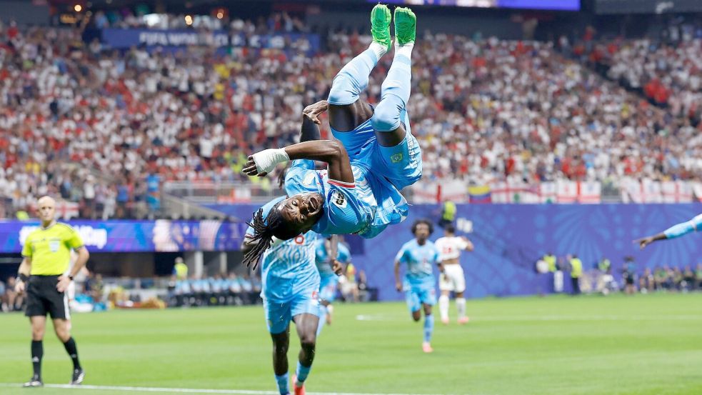 Dribbler Brian Cipenga feierte sein Tor mit einer Art Salto. Foto: Butch Dill