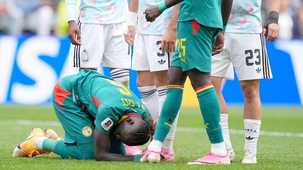 Ciss legt sich vor den Elfmeterpunkt. Foto: Manu Fernandez
