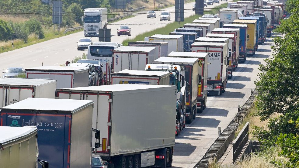 Der ADAC sagt für das Wochenende eine hohe Staugefahr voraus. (Archivbild) Foto: Klaus-Dietmar Gabbert