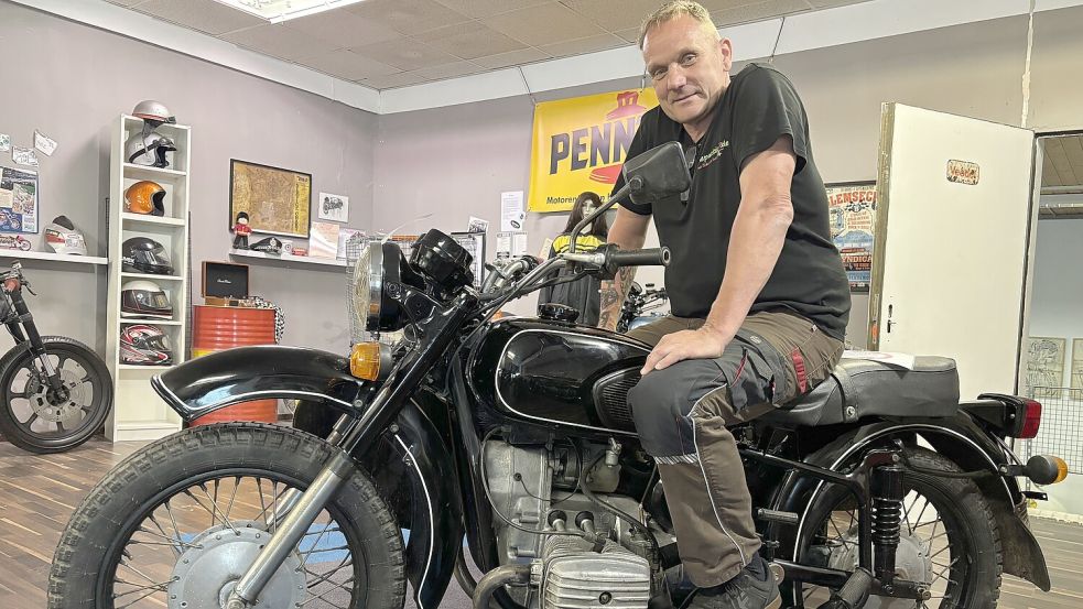Auch diesen „Fotopoint“ mit „Russengespann“ gibt es im Museum. Das Motorrad steht dank seines Beiwagens stabil. Besucher dürfen hier darum ausnahmsweise auch auf dem Bike Bilder machen. Foto: Susanne Ullrich