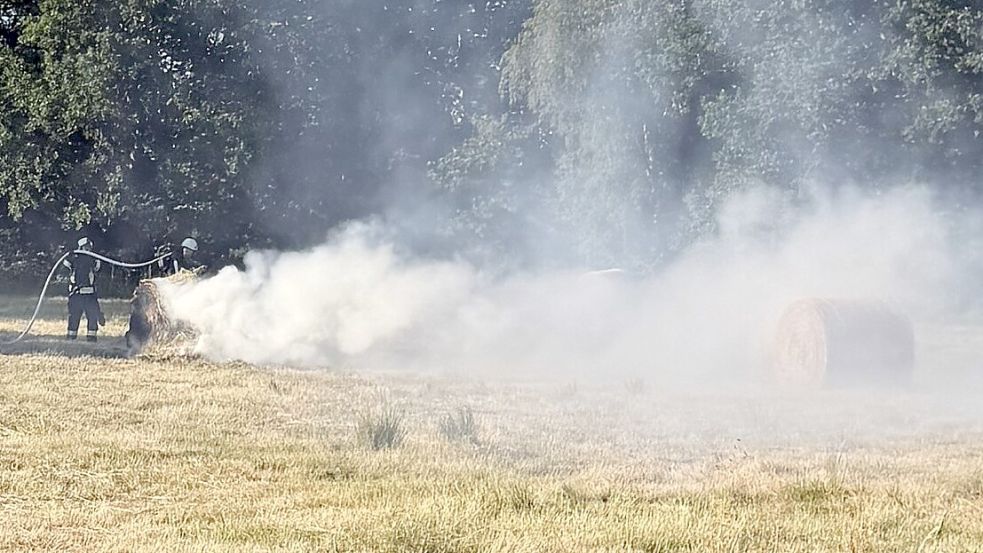 Die Feuerwehr löschte den brennenden Rundballen. Foto: Feuerwehr