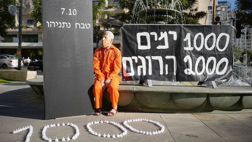 Demonstrant mit einer Maske, die den israelischen Ministerpräsidenten Benjamin Netanjahu darstellt, während einer Protestkundgebung 1000 Tage nach dem beispiellosen Hamas-Überfall auf Israel am 7. Oktober 2023. Foto: Ohad Zwigenberg