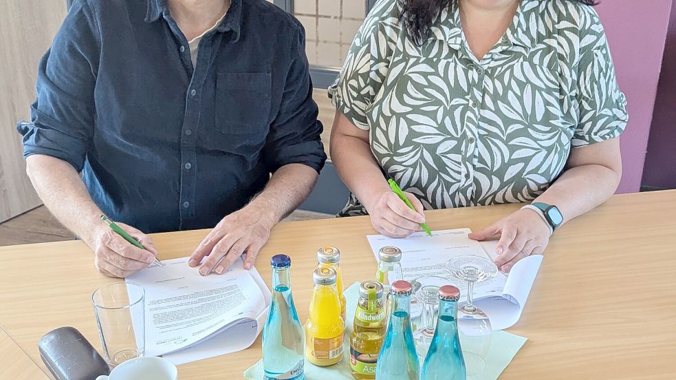 Die Pflegevereinbarung unterzeichneten Bianca Meinders (Geschäftsführerin ProEngeno) und Holger Ahlborn (Vorstand, Stiftung Ökowerk Emden). Foto: Stiftung Ökowerk Emden