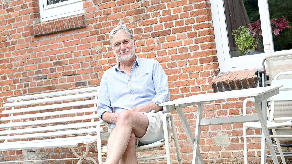 Udo Grof vor dem ehemaligen Amtshaus in Loquard. Er lebt dort gemeinsam mit seiner Partnerin. Jetzt wollen sie das alte Haus mit 16 Zimmern verkaufen. Fotos: Heinz Wagenaar