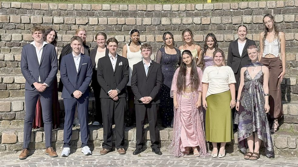 Das Foto zeigt die Absolventinnen und Absolventen der Beruflichen Gymnasien an der BBS II in Emden. Foto: privat