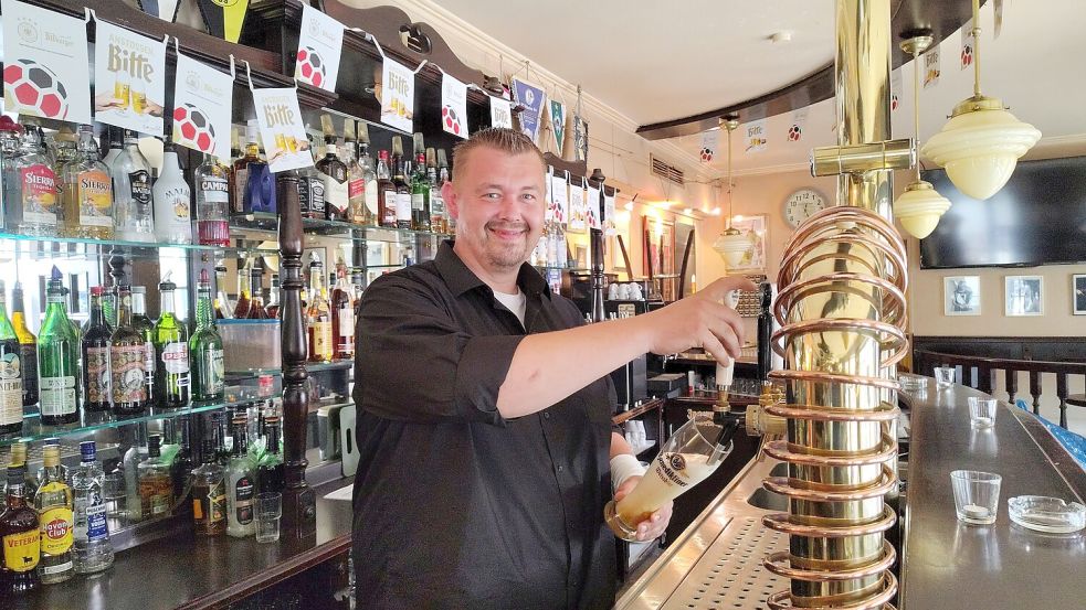 Sascha Hellwig hat am 1. Juli die Schüssel für die „Brasserie“ übernommen und steht dort nun am Zapfhahn. Foto: Karin Böhmer