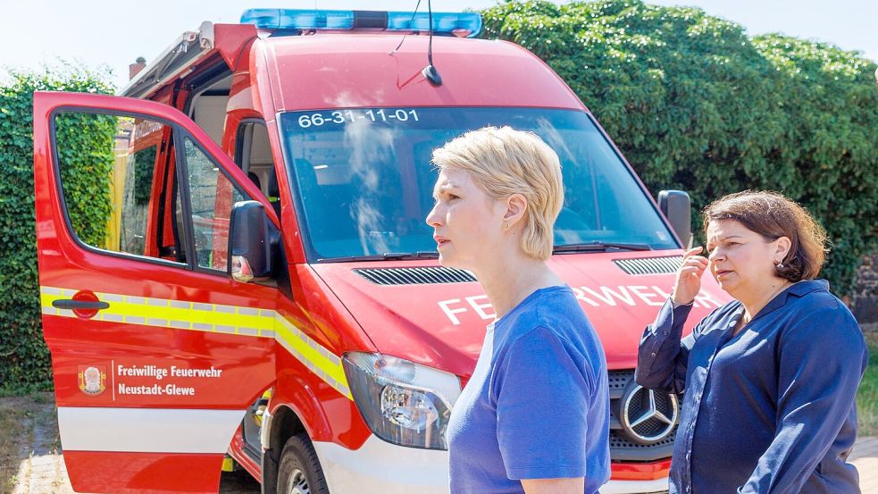 Ministerpräsidentin Manuela Schwesig (l) und Sozialministerin Drese waren ebenfalls vor Ort. Foto: Jens Büttner