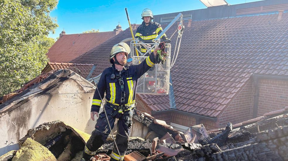 Feuerwehrleute im Einsatz auf dem Dachstuhl des Krankenhauses. (Handoutbild) Foto: Landkreis Ludwigslust-Parchim