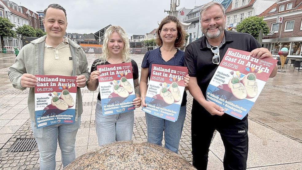 Kevin Luken (von links), Lara Fürst, Maike Theesfeld und Udo Hippen stehen in enger Absprache bei der Vorbereitung des Hollandmarktes. Foto: Lasse Paulsen