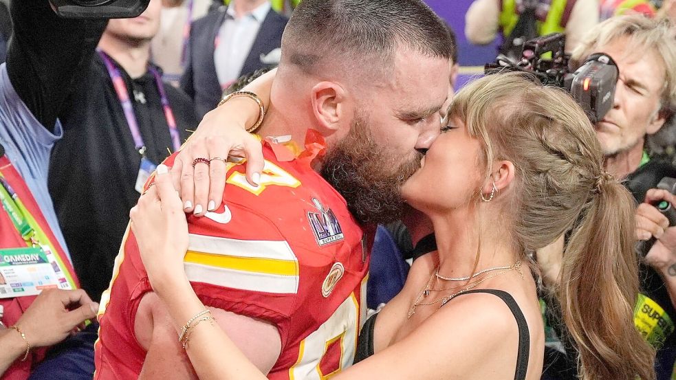Die Gerüchteküche um die mögliche Hochzeit von Swift und Kelce brodelt. (Archivfoto) Foto: John Locher/AP/dpa