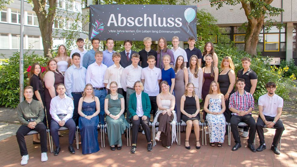 Mit Ernährung, Gestaltungs- und Medientechnik, Informationstechnik und Mechatronik haben sich diese jungen Frauen und Männer drei Jahre lang an der BBS 2 in Aurich beschäftigt. Die Mühen haben sich gelohnt: Mit der Übergabe der Abiturzeugnisse schlossen sie jetzt ihre Schulzeit ab. Foto: BBS 2 Aurich