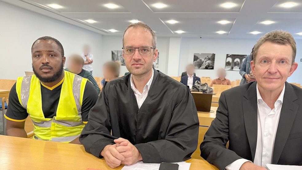 Zwei Kläger mit ihrem Anwalt (M). (Archivbild) Foto: Britta Schultejans