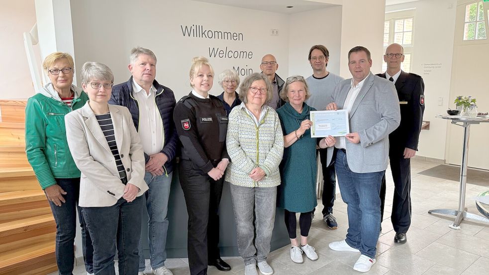 Trafen sich zur Spendenübergabe (von links): Eta Willers, Claudia Terstegen, Dr. Martin Stötzel, Hannah Daberkow, Erika Hagen, Susanne Winkler, Christoph Carls, Hilke Osterwald, Heiko Kieser, Florian Eiben und Ingo Brickwede. Foto: Stadt Norden