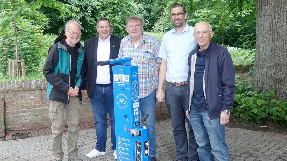 Trafen sich an der Reparaturstation (von links): Udo Zenerino (Reuter-Stiftung), Nordens Bürgermeister Florian Eiben, Wolfgang Vollert (Stiftung), Stadtbaurat Christian Pohl und Harald Reuter (Stiftung). Foto: privat
