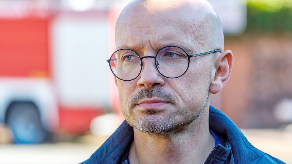 Stefan Sternberg (SPD), Landrat des Kreises Ludwigslust-Parchim, kündigte ein Notdach für die Klinik innerhalb von 24 Stunden an. Foto: Jens Büttner