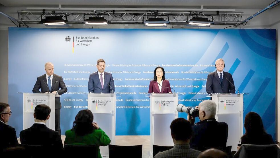 Verkündeten im Dezember 2025 die Absichtserklärung zum Bau von mindestens vier MSC-Schiffen in Papenburg (von links): Meyer-Chefsanierer Ralf Schmitz, Niedersachsens Ministerpräsident Olaf Lies (SPD), Bundeswirtschaftsministerin Katherina Reiche (CDU) und MSC-Aufsichtsratschef Pierfrancesco Vago. Archivfoto: Christoph Soeder/dpa