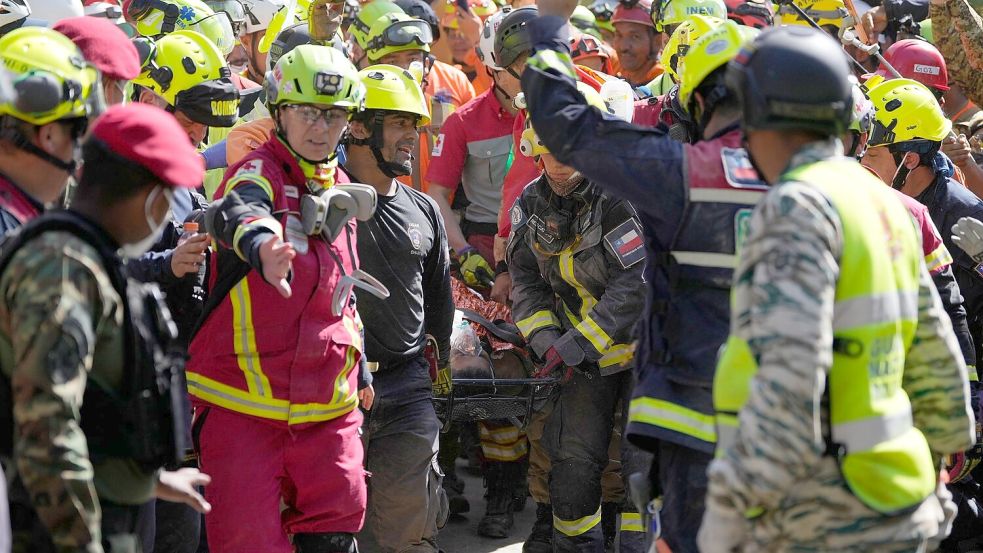 Rettungskräfte bergen einen Mann lebend aus den Trümmern eines eingestürzten Einkaufszentrums. Foto: Fernando Vergara