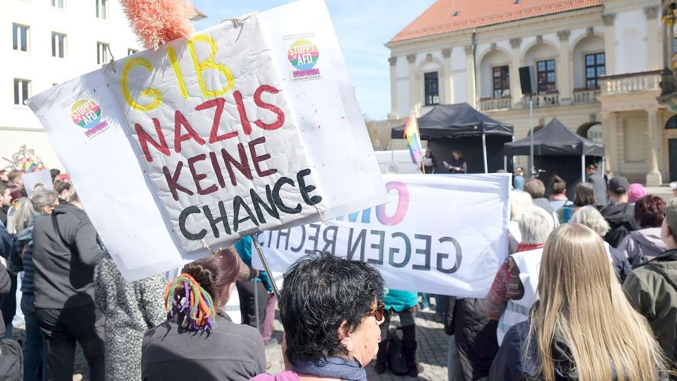 Gegen die AfD gehen immer wieder Menschen auf die Straße, wie hier die Teilnehmer einer linken Kundgebung in Magdeburg im April 2026. (Archivbild) Foto: Sebastian Willnow/dpa