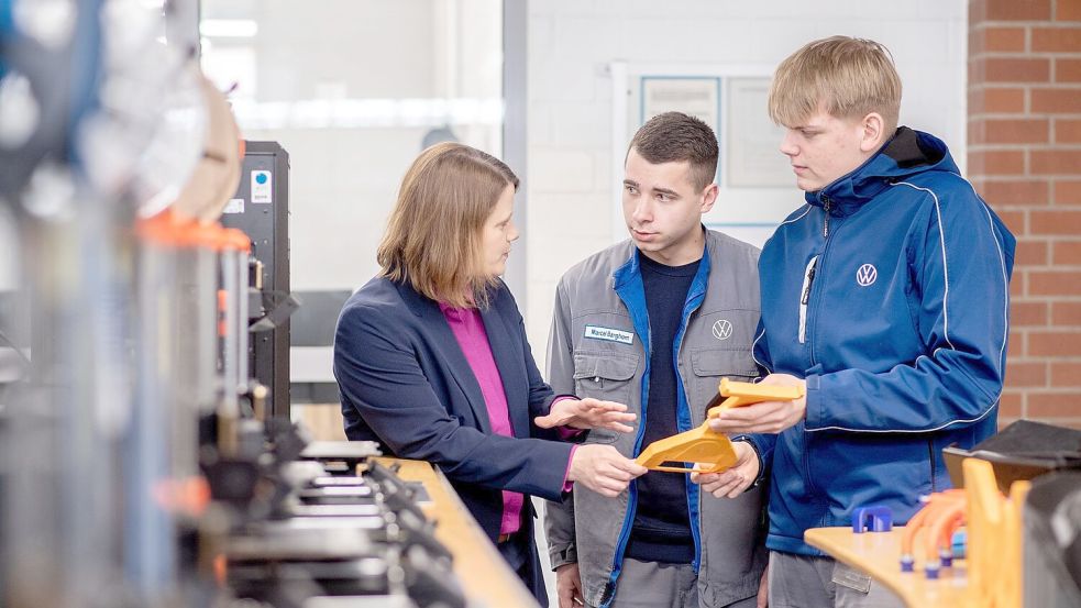 Hamburg im Gespräch mit Azubis im VW-Werk in Emden. (Archivbild) Foto: Hauke-Christian Dittrich
