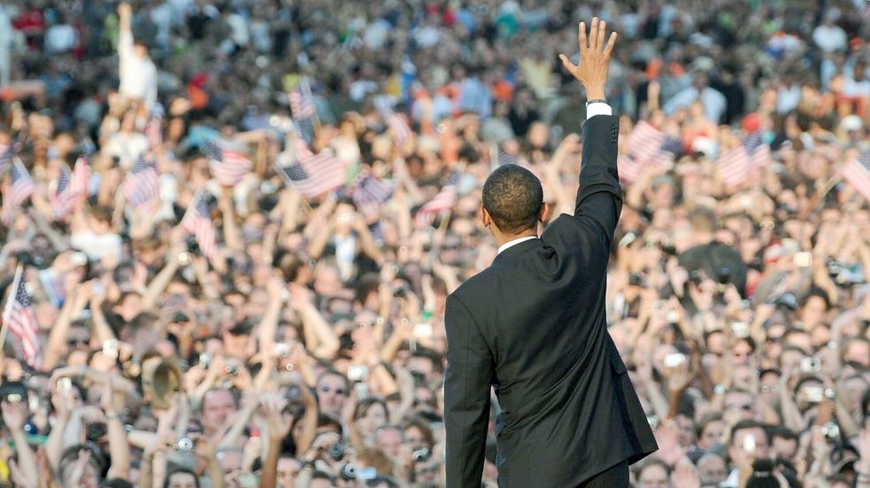 Die deutschen Sympathien für die USA sind stark davon abhängig, wer dort gerade Präsident ist. Nach der achtjährigen Regierung des umstrittenen Republikaners George W. Bush wurde der demokratische Präsidentschaftskandidat Barack Obama 2008 in Berlin begeistert empfangen (Archivbild). Foto: picture alliance / dpa
